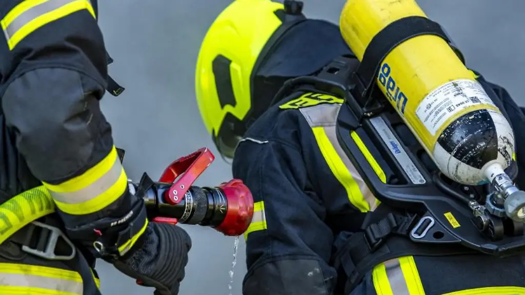 Feuerwehrleute-bereiten-einen-Loeschangriff-vor