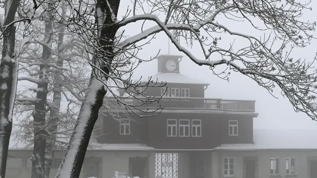 Blick-auf-das-verschneite-Lagertor-der-Gedenkstaette-Buchenwald