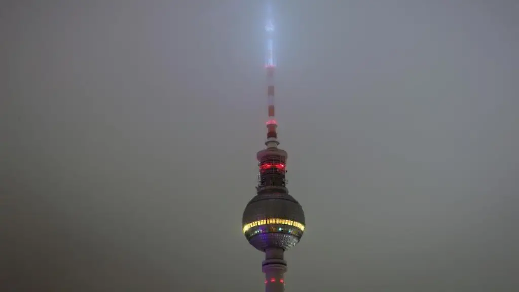 Die-Lichter-des-Fernsehturms-leuchten-im-Nebel