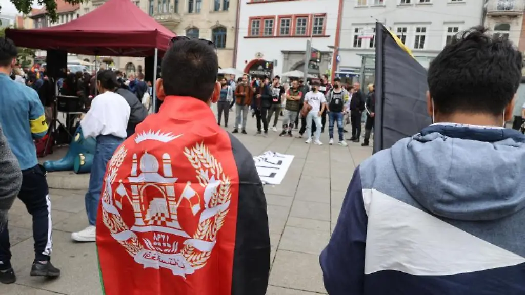 Demonstranten-protestieren-in-Erfurt-fuer-die-Aufnahme-afghanischer-Ortskraefte