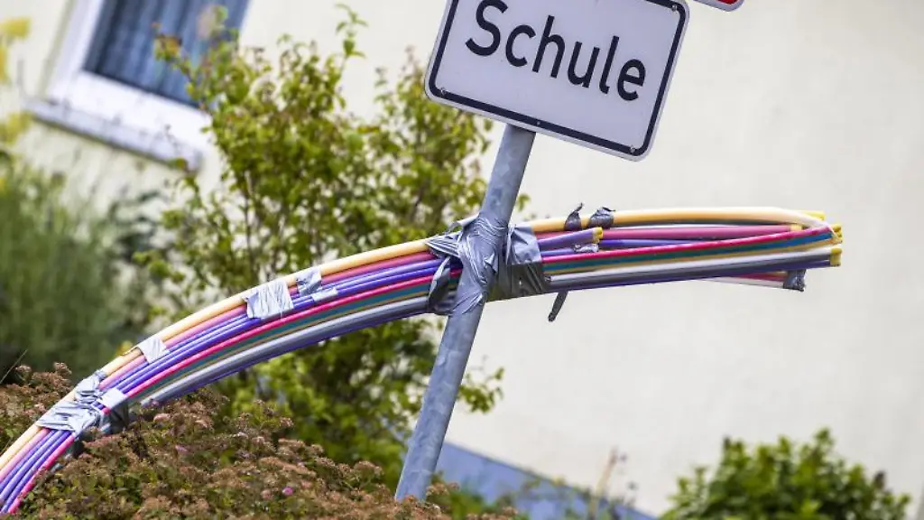 Leerrohre-fuer-Glasfaserkabel-haengen-an-einer-Baustelle