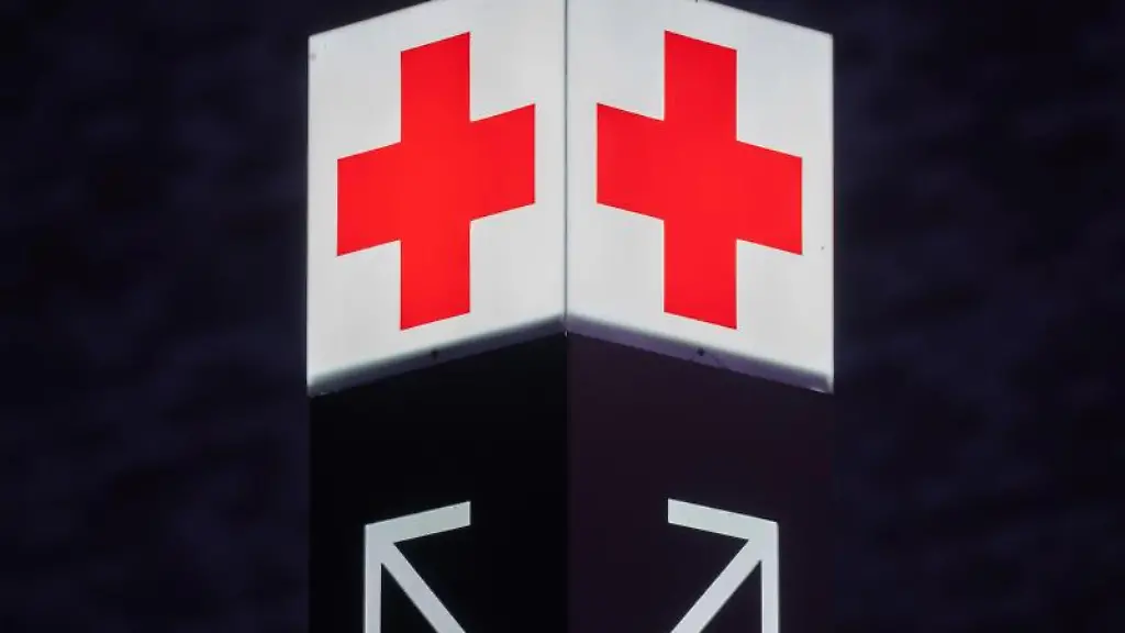 Ein-Pfeil-weist-den-Weg-zur-Notaufnahme-eines-Krankenhauses