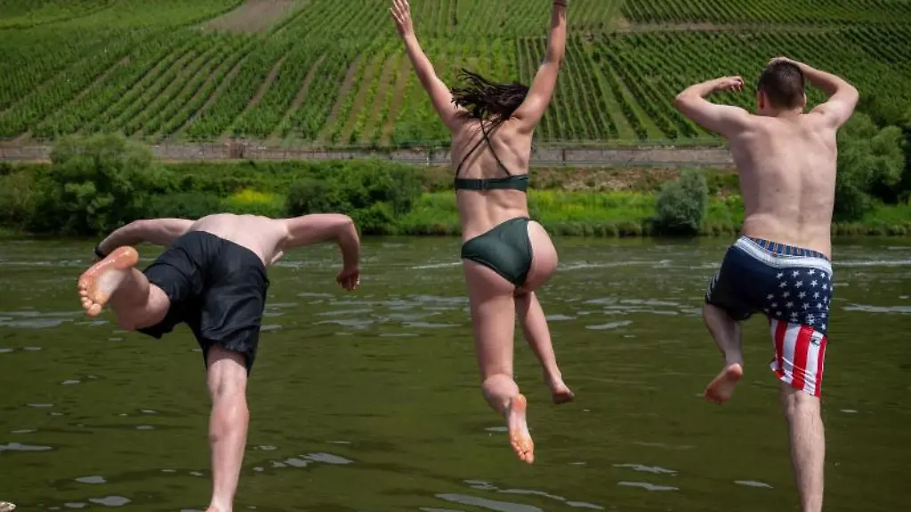 Menschen-springen-zur-Abkuehlung-bei-Traben-Trarbach-in-die-Mosel