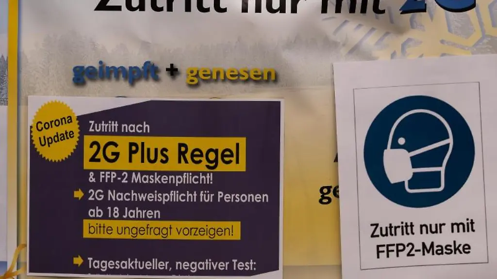 Zutritt-nur-mit-2G-steht-auf-einem-Plakat-auf-dem-Weihnachtsmarkt-in-Braunschweig
