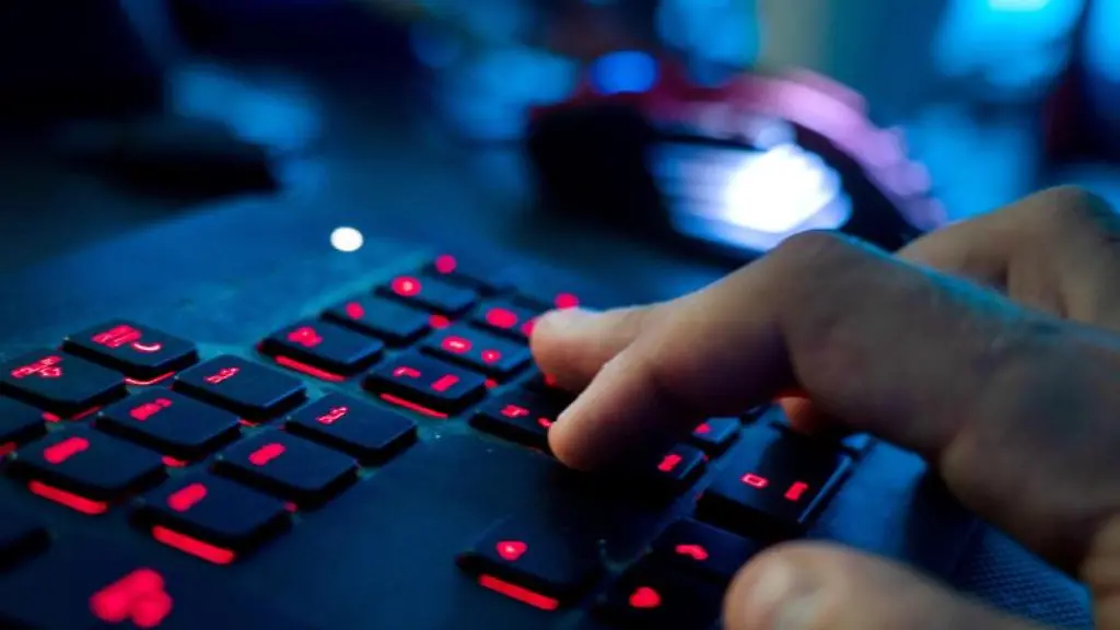 Ein-Mann-tippt-auf-einer-Computer-Tastatur