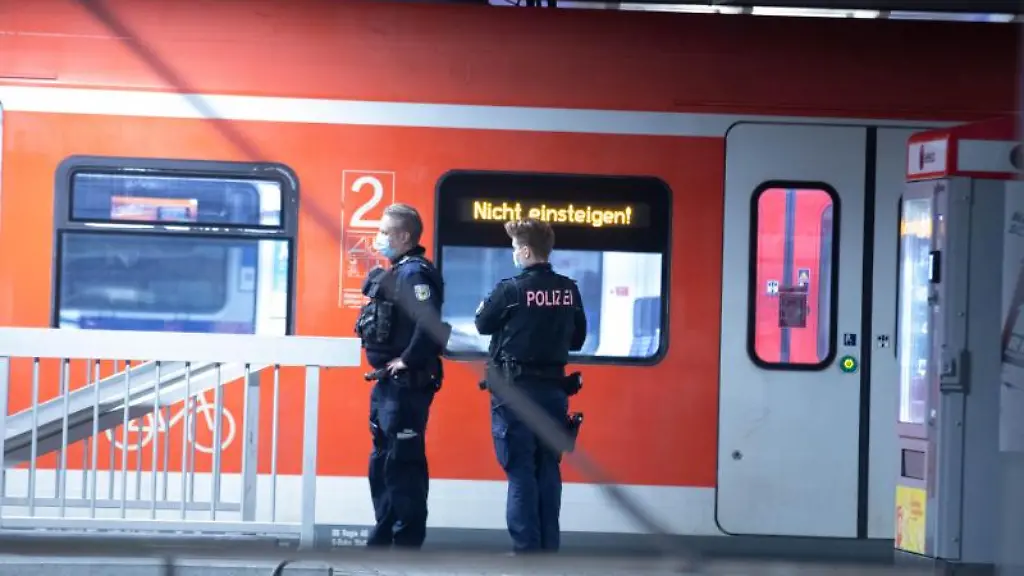 Polizisten-stehen-nach-der-Messerattacke-am-Bahnhof-Kornwestheim