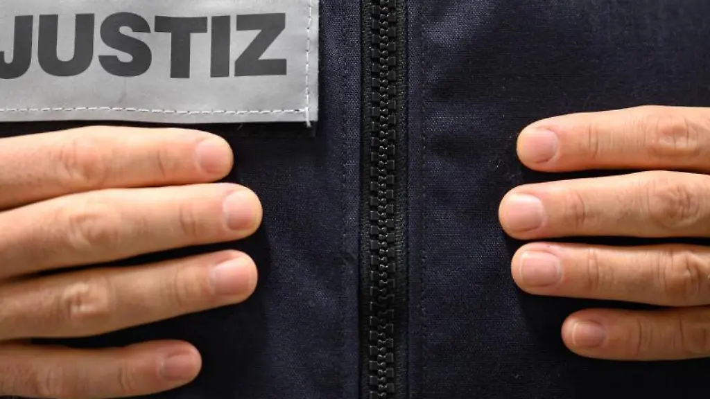 Ein-Justizbeamter-steht-in-einem-Gerichtssaal