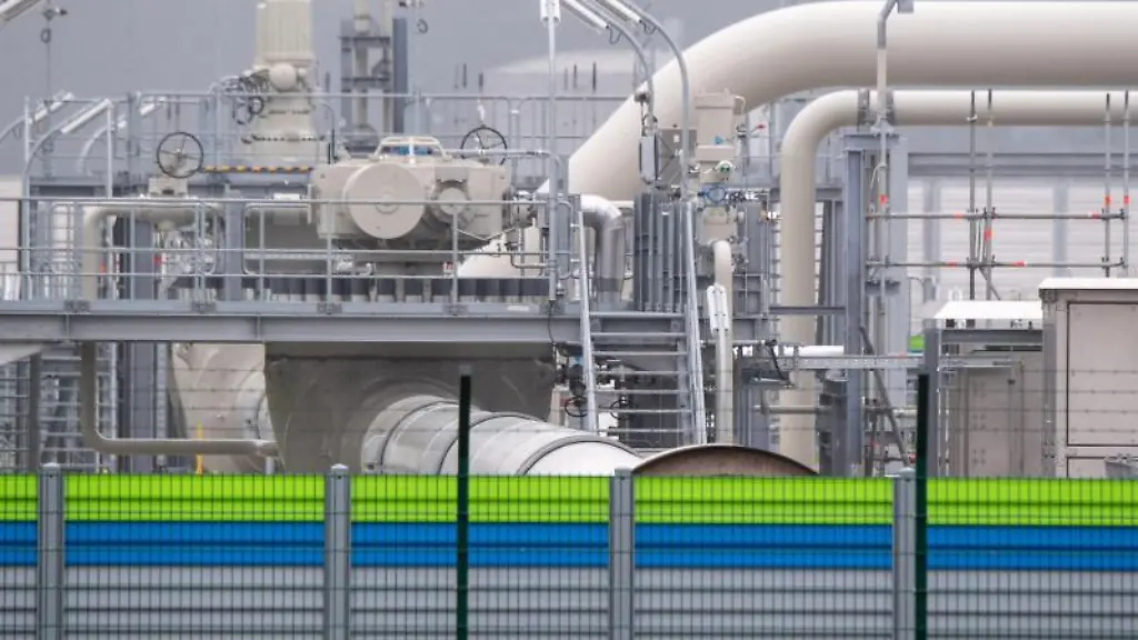 Blick-auf-Rohrsysteme-und-Absperrvorrichtungen-der-Pipeline-Nord-Stream-2