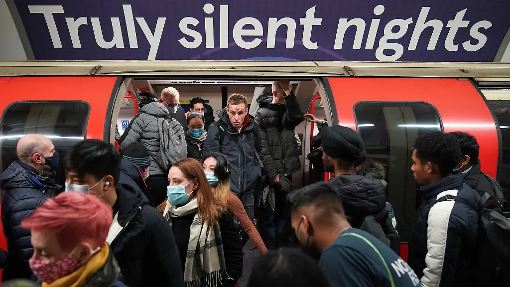 Wegen-der-rapiden-Omikron-Ausbreitung-hat-der-britische-medizinischer-Chefberater-der-Regierung-zur-Zurueckhaltung-ueber-die-Festtage-aufgerufen