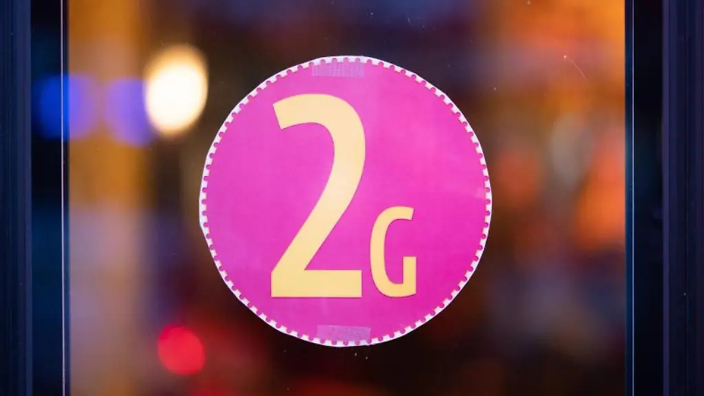 Ein-Aufkleber-an-einer-Glastuer-weist-auf-die-2G-Regel-hin