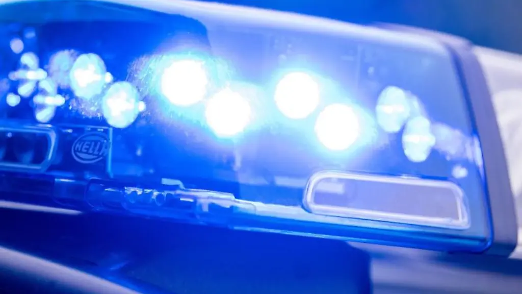 Ein-Blaulicht-leuchtet-auf-dem-Dach-einer-Polizeistreife