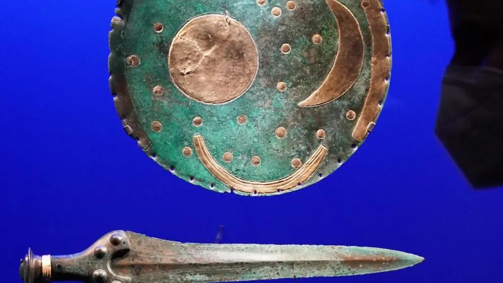 Die-Himmelsscheibe-oben-von-Nebra-mit-dem-gesamten-Fundstand