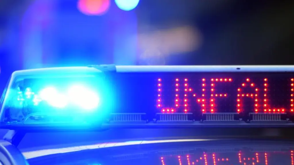 Auf-einem-Polizeifahrzeug-warnt-eine-Leuchtschrift-vor-einer-Unfallstelle