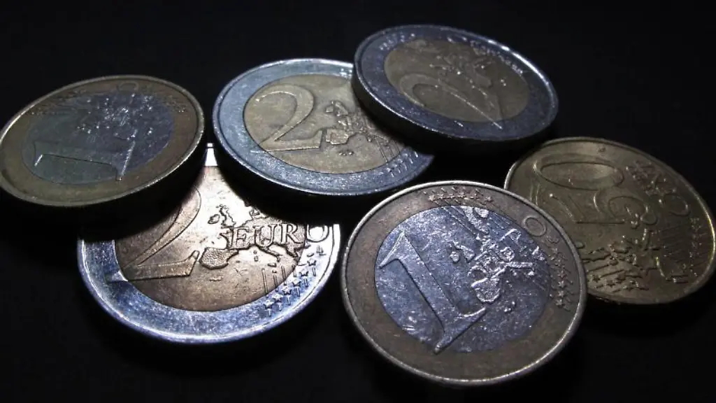 Euro-Muenzen-liegen-uebereinander-gehaeuft