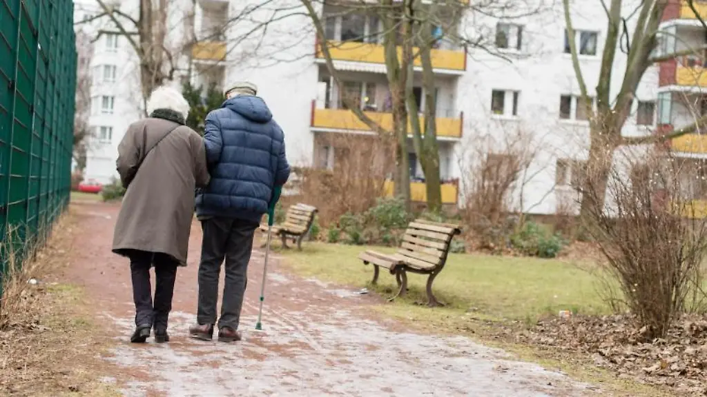 Ein-aelteres-Ehepaar-geht-spazieren