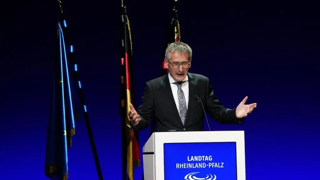 Der-rheinland-pfaelzische-Landtagspraesident-Hendrik-Hering-spricht-in-Koblenz