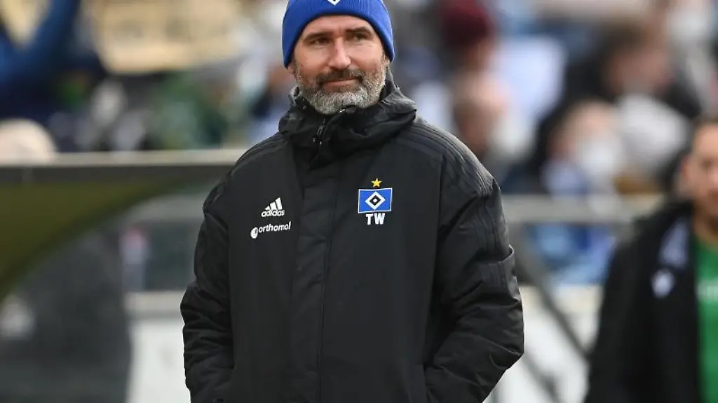 Tim-Walter-ist-vor-einem-Spiel-im-Stadion