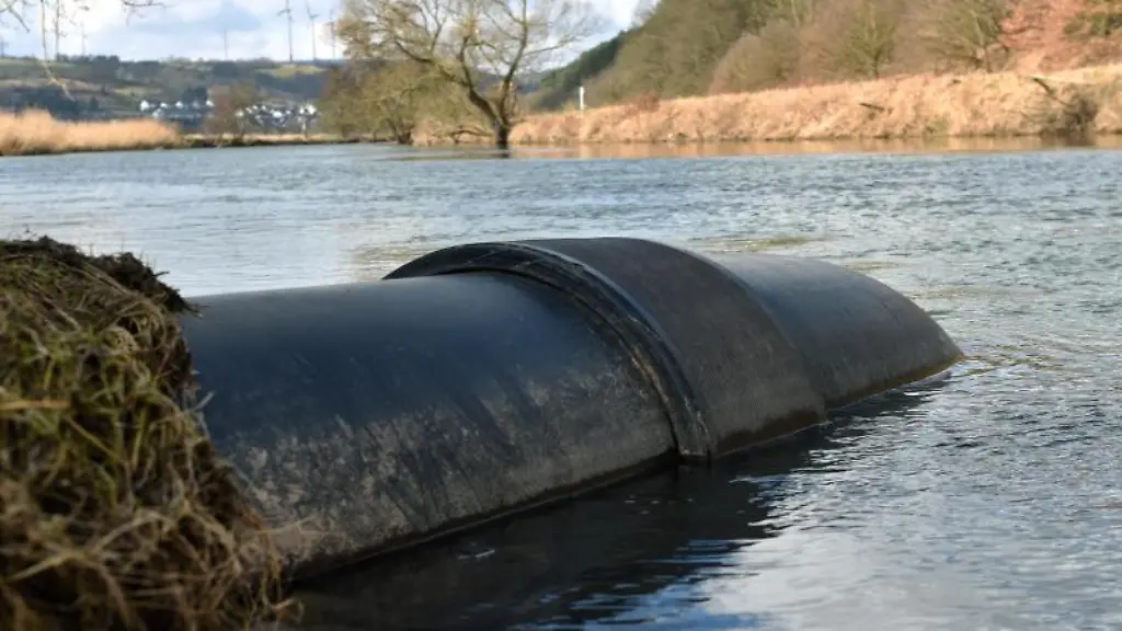 Das-Einleitungsrohr-fuer-Salzabwasser-am-Ufer-der-Werra-beim-K-S-Verbundwerk-Werra
