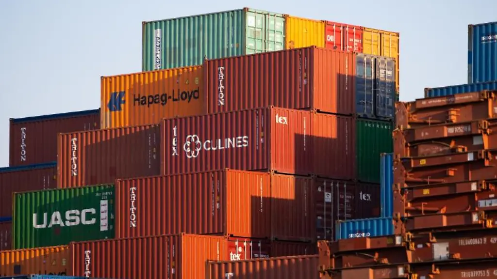 Dutzende-Frachtcontainer-stehen-aufeinander-gestapelt