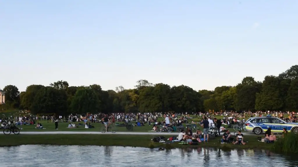 Menschen-geniessen-die-Abendstimmung-am-Eisbach-im-Englischen-Garten