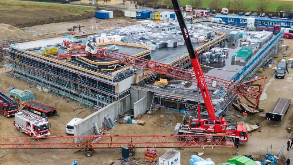 Ein-grosser-Baukran-ist-auf-eine-Schwimmbad-Baustelle-gekippt