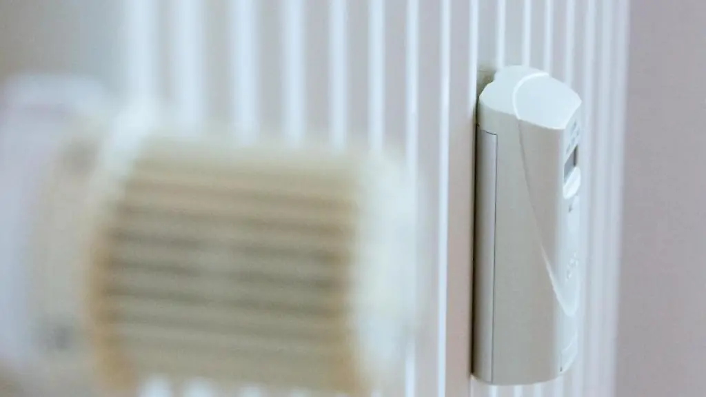 Ein-Messgeraet-ist-an-einem-Heizkoerper-angebracht