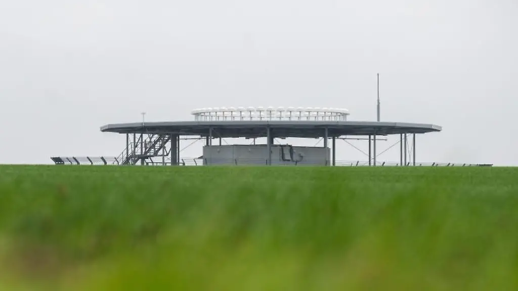 Ein-neues-Doppler-Drehfunkfeuer-steht-auf-einem-Feld-zwischen-Hildesheim-und-Hannover
