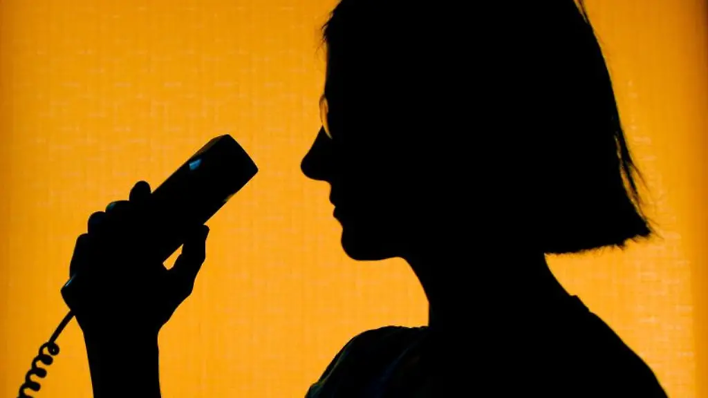 Eine-Mitarbeiterin-der-Telefonseelsorge-nimmt-ein-Telefonat-an