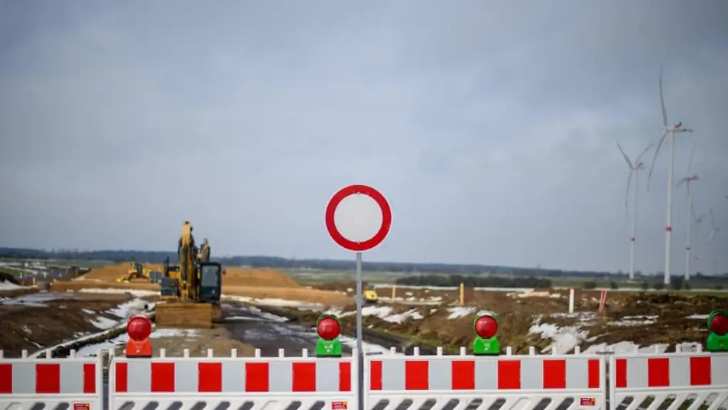 Eine-Baustelle-an-der-Autobahn-14-A14