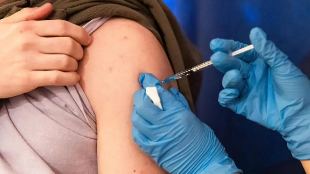 Einer-Person-wird-der-Corona-Impfstoff-in-den-Oberarm-verabreicht