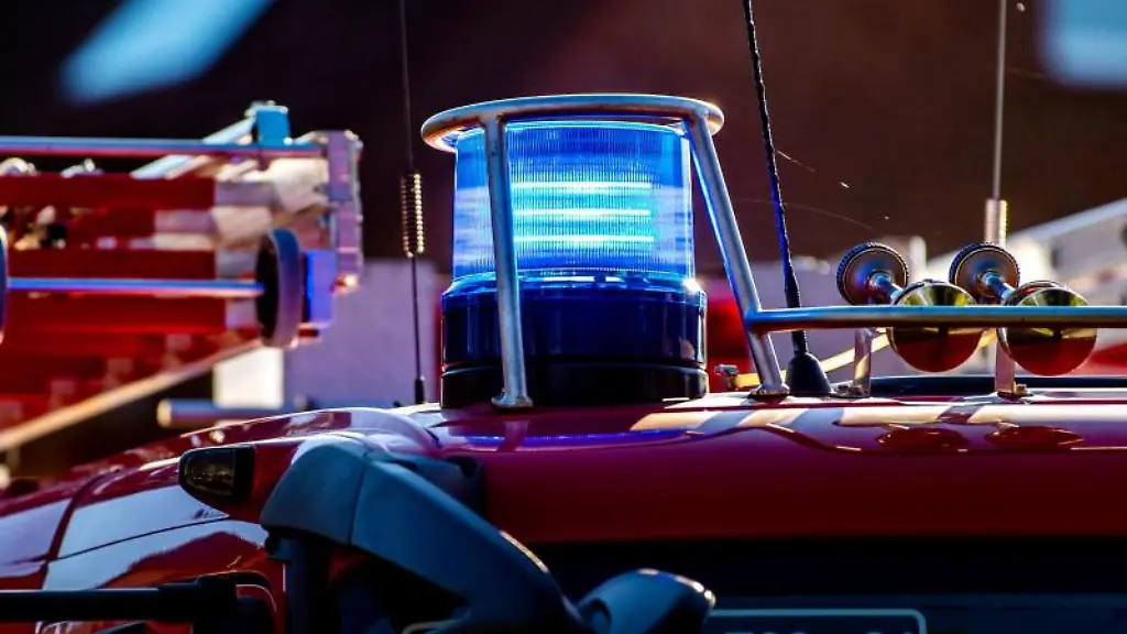 Auf-dem-Dach-eines-Einsatzfahrzeugs-der-Feuerwehr-leuchtet-ein-Blaulicht