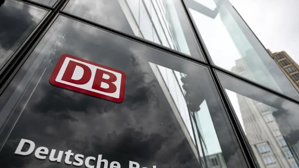 Der-Schriftzug-mit-Logo-steht-an-der-Zentrale-der-Deutschen-Bahn-in-Berlin
