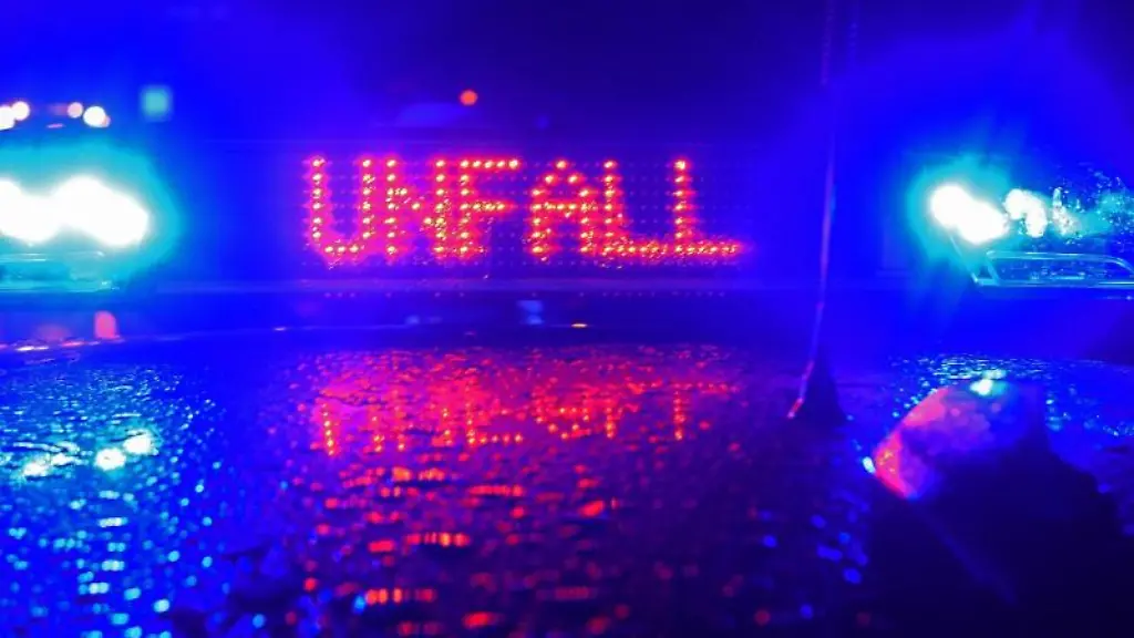 Der-Schriftzug-Unfall-leuchtet-zwischen-zwei-Blaulichtern-auf-dem-Dach-eines-Polizeiwagens