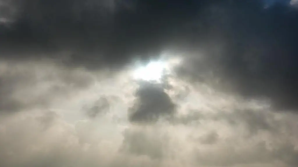 Die-Sonne-kommt-nur-kurzzeitig-hinter-einer-dunklen-Wolkendecke-hervor