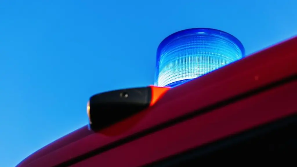 Das-Blaulicht-leuchtet-auf-dem-Dach-eines-Feuerwehrfahrzeugs