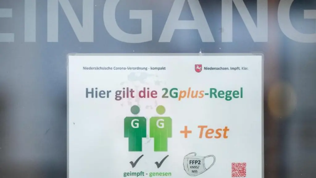 Ein-Schild-Hier-gilt-die-2Gplus-Regel-haengt-am-Eingang-eines-Kinos