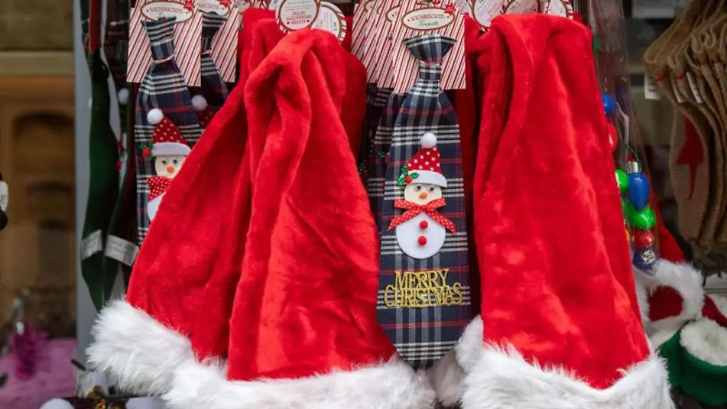 Weihnachtsmuetzen-und-Weihnachtskrawatten-warten-vor-einem-Geschaeft-in-der-Altstadt-von-Stralsund-auf-Kunden