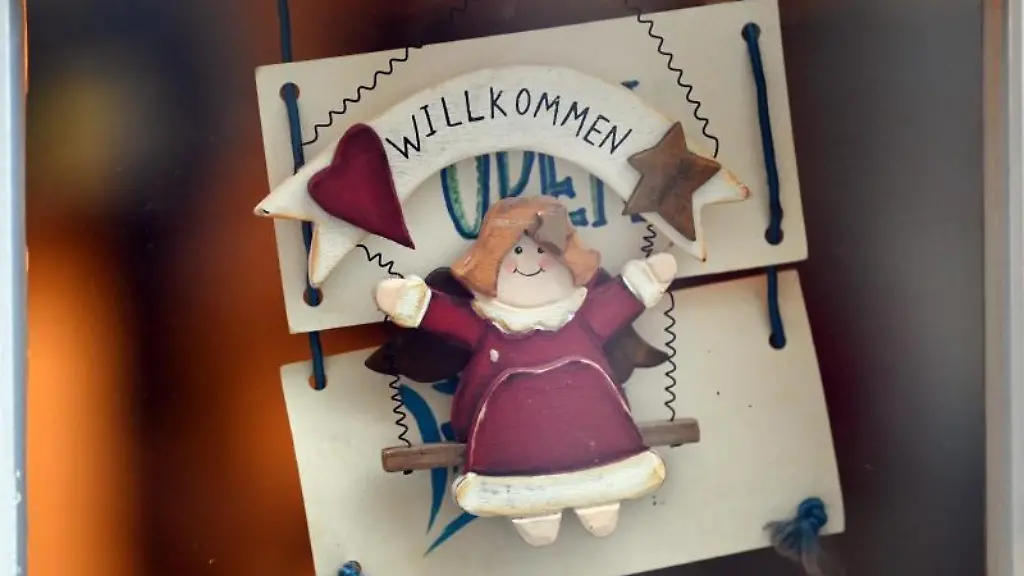 Willkommen-steht-ueber-dem-kleinen-Weihnachtsengel-in-einer-Ladentuer-auf-der-Erfurter-Kraemerbruecke