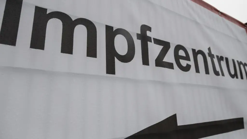 Ein-Schild-weist-den-Weg-zu-einem-Impfzentrum