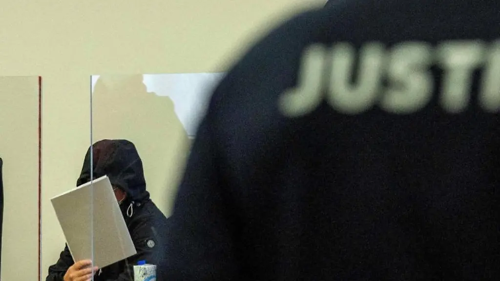 Die-Angeklagte-sitzt-zum-Prozessauftakt-im-Gerichtssaal-im-Landgericht-Potsdam