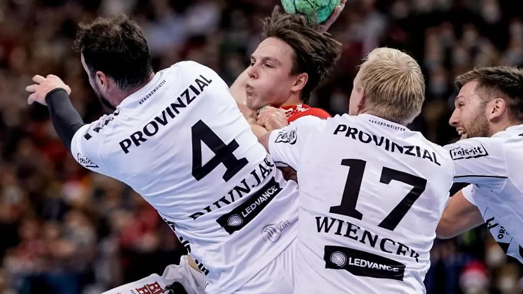 Kiels-Domagoj-Duvnjak-l-r-Hamburgs-Leif-Tissier-Kiels-Patrick-Wiencek-und-Kiels-Harald-Reinkind-kaempfen-um-den-Ball