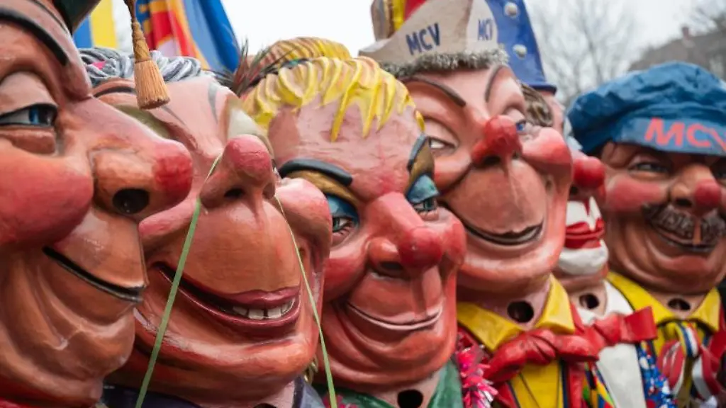 Meenzer-Schwellkoepp-des-Mainzer-Carneval-Vereins-stehen-zur-Verlesung-des-naerrischen-Grundgesetzes-auf-dem-Schillerplatz