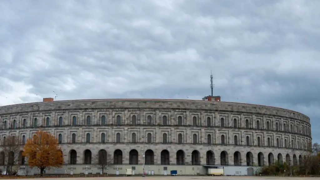 Blick-auf-die-Kongresshalle-auf-dem-ehemaligen-Reichsparteitagsgelaende-in-Nuernberg