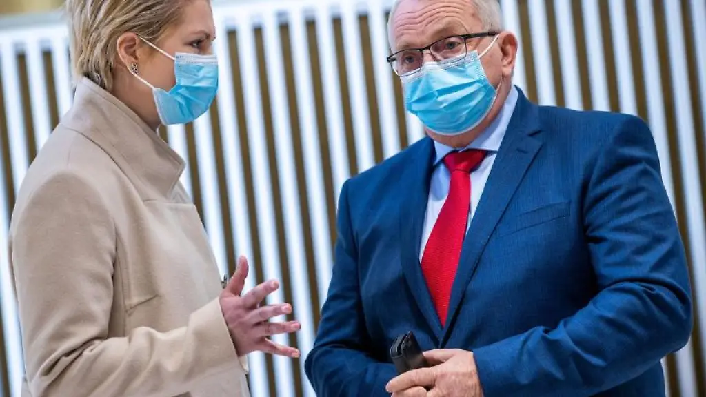 Till-Backhaus-spricht-mit-Manuela-Schwesig