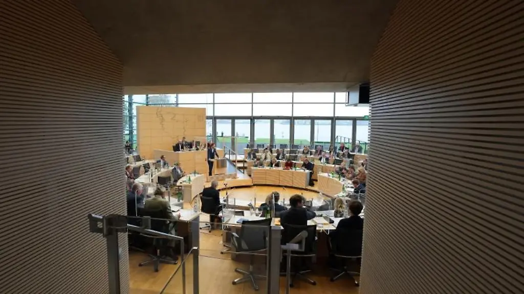 Abgeordnete-nehmen-an-einer-Sitzung-des-Landtags-teil