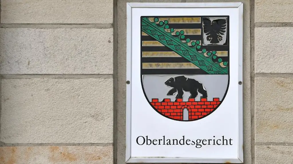 Blick-auf-ein-Schild-am-Oberlandesgericht-OLG-Naumburg
