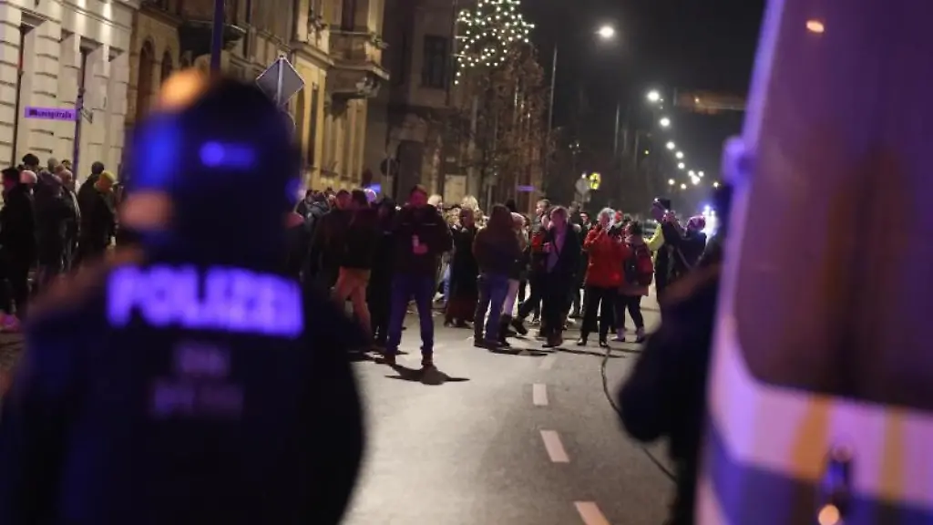 Polizisten-und-Teilnehmer-eines-so-genannten-Spaziergangs-gegen-die-Corona-Massnahmen-stehen-sich-gegenueber