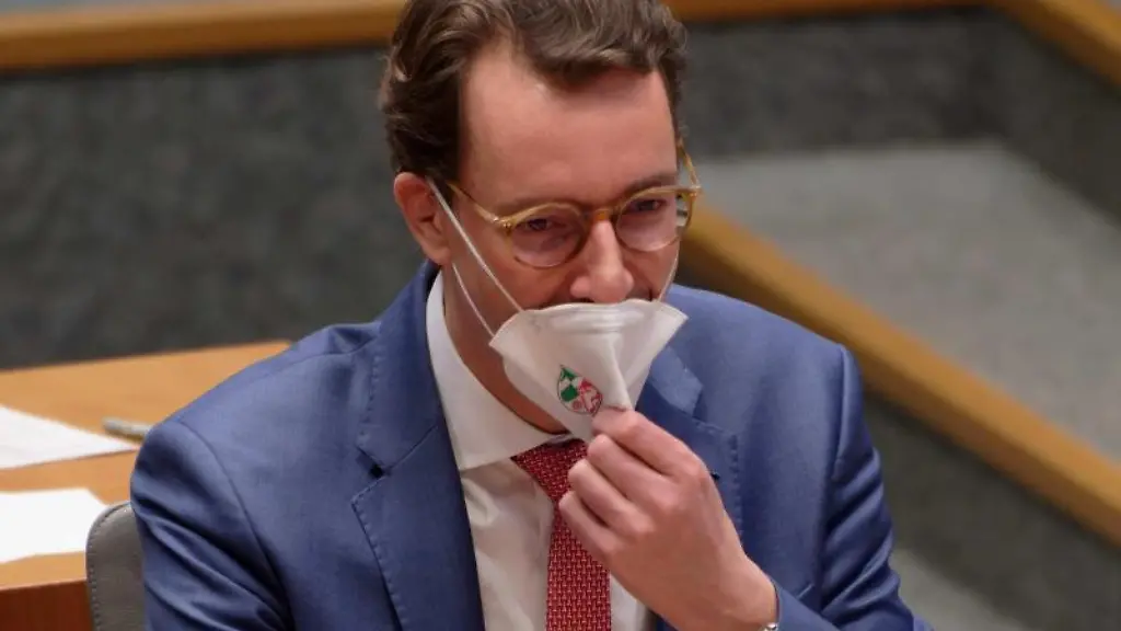 Hendrik-Wuest-CDU-Ministerpraesident-des-Landes-Nordrhein-Westfalen-sitzt-im-Landtag
