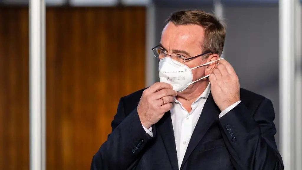 Boris-Pistorius-steht-vor-Impfkabinen-in-einer-Halle