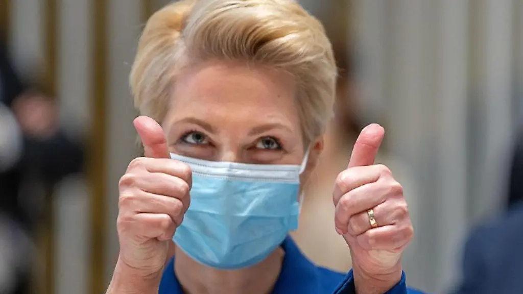 Manuela-Schwesig-steht-mit-zwei-erhobenen-Daumen-im-Landtag-von-Mecklenburg-Vorpommern